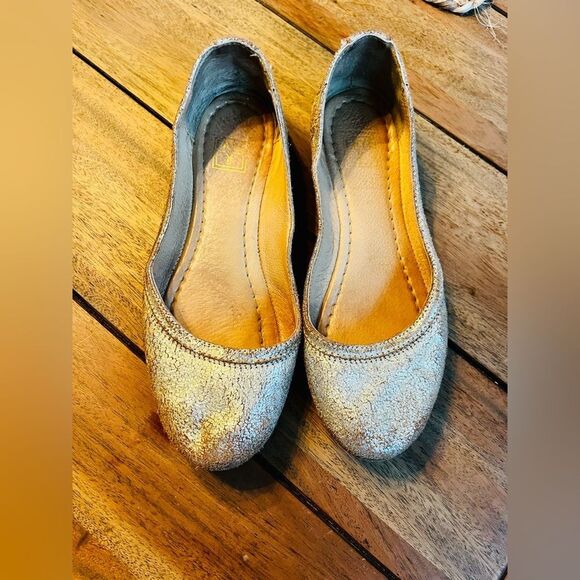 Frye Women's Carson Metallic Gold ballet shoes; size 6; Preloved & very comfy - Picture 4 of 15